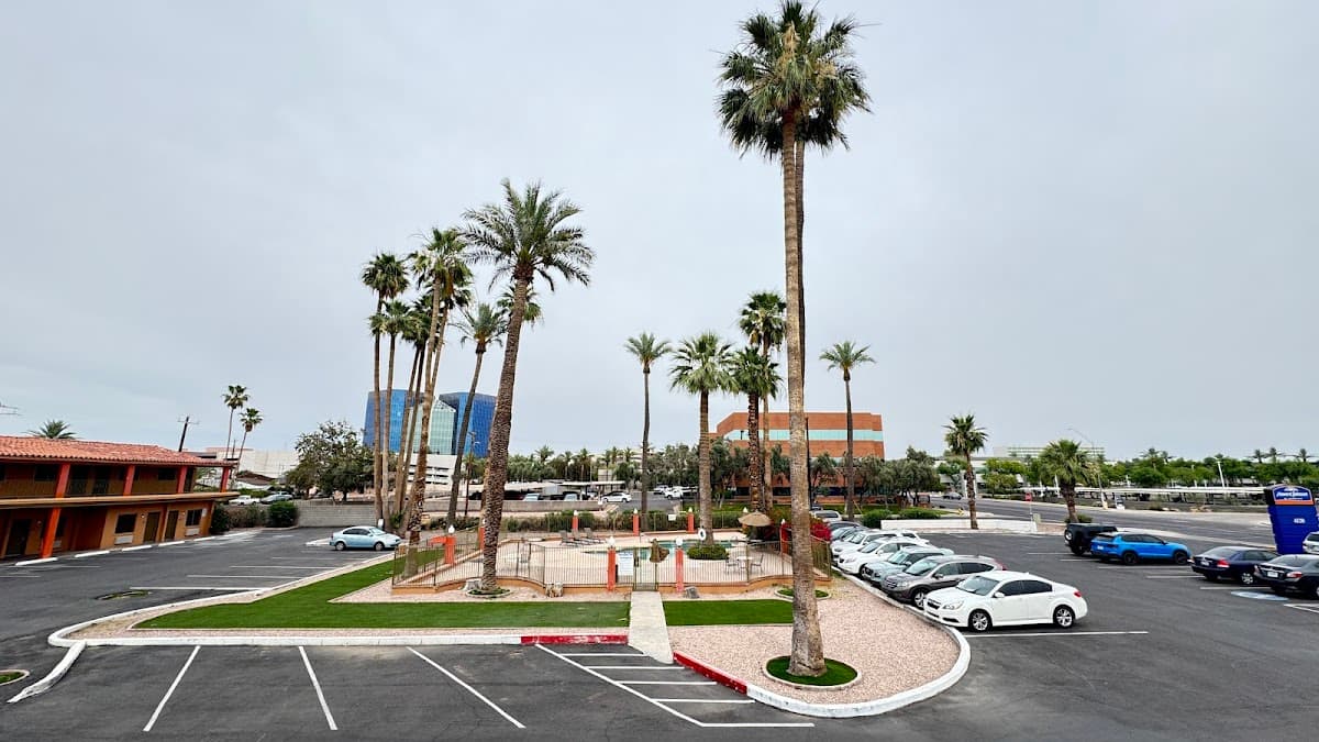 Howard Johnson by Wyndham - Airport shuttle hotel near PHX