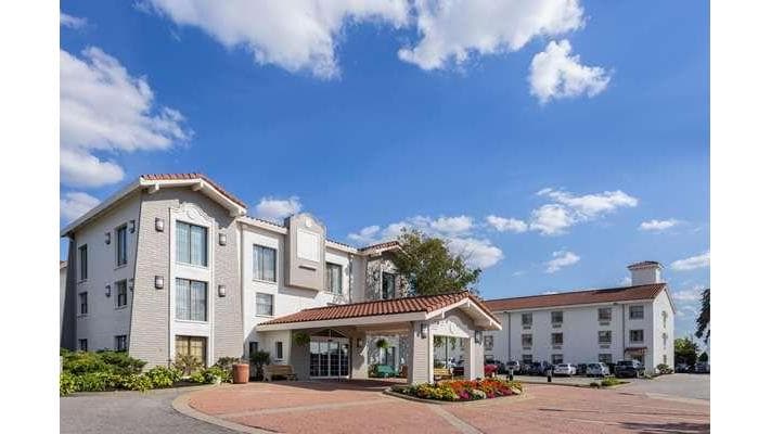 La Quinta Inn by Wyndham Pittsburgh Airport - Airport shuttle hotel near PIT