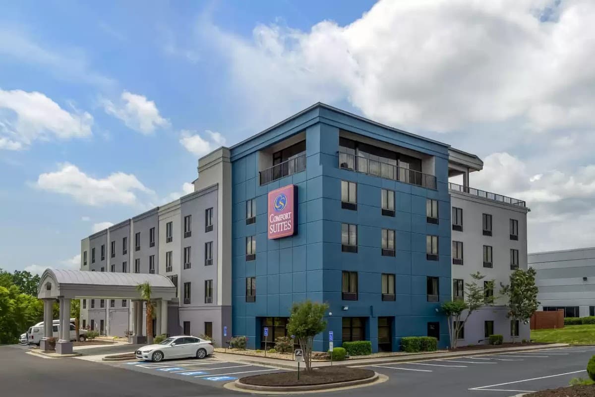 Comfort Suites Atlanta Airport - Airport shuttle hotel near ATL