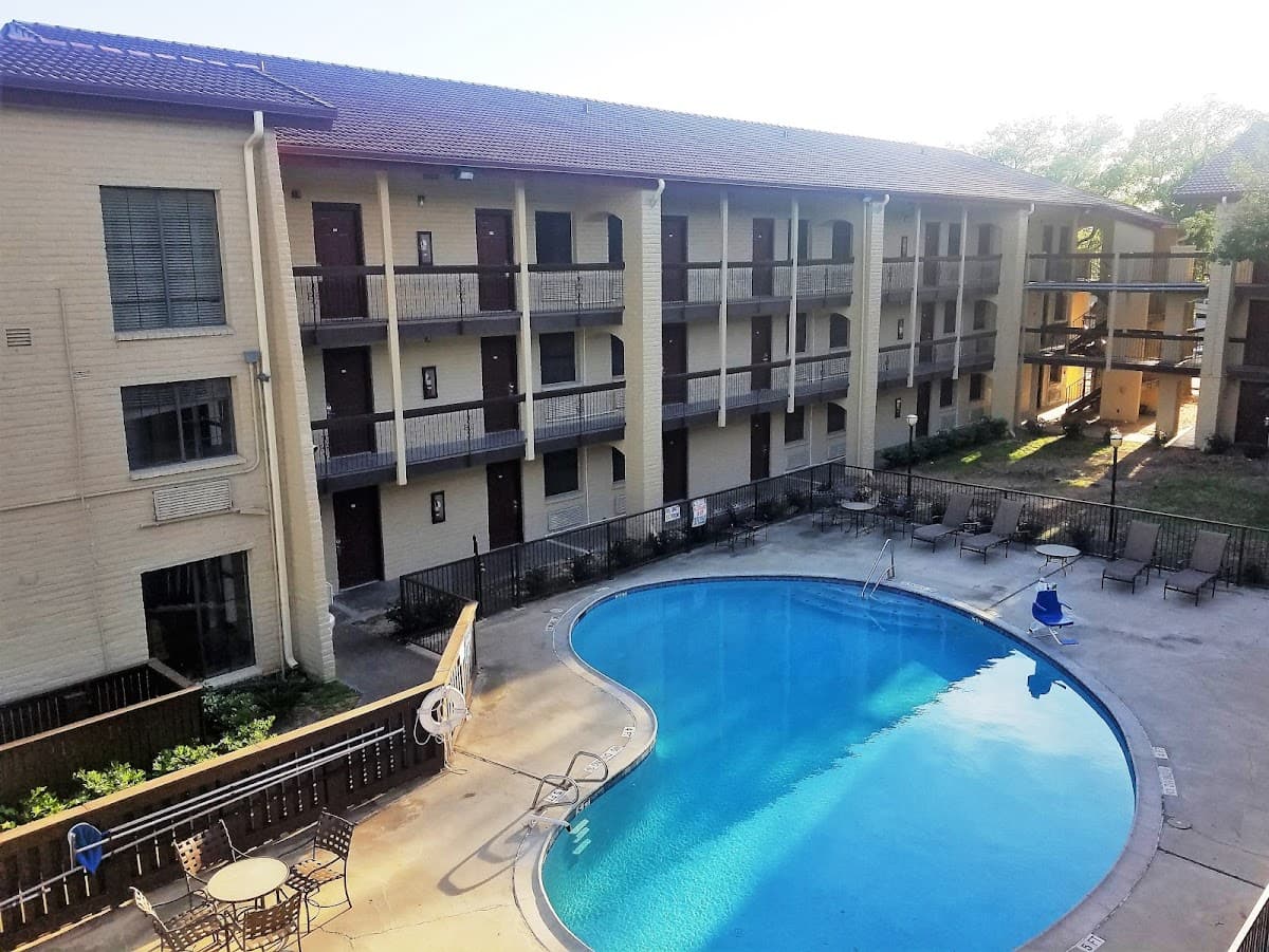 Red Roof Inn & Suites Houston - Hobby Airport - Airport shuttle hotel near HOU