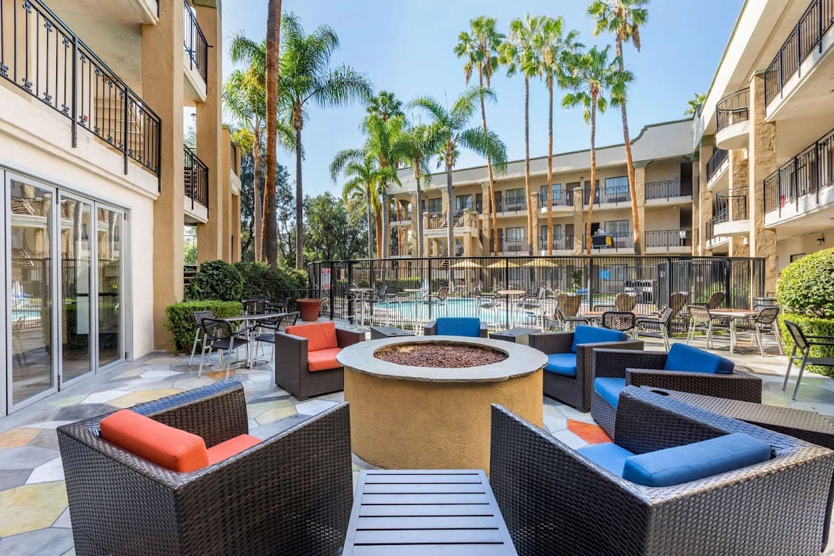 Comfort Inn & Suites Orange County John Wayne Airport - Airport shuttle hotel near SNA