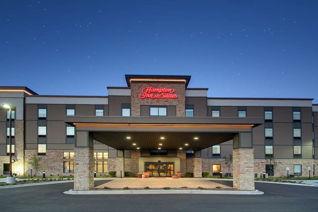 Hampton Inn & Suites Milwaukee West - Airport shuttle hotel near MKE
