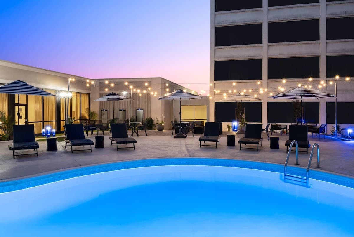 Wyndham Indianapolis Airport - Airport shuttle hotel near IND