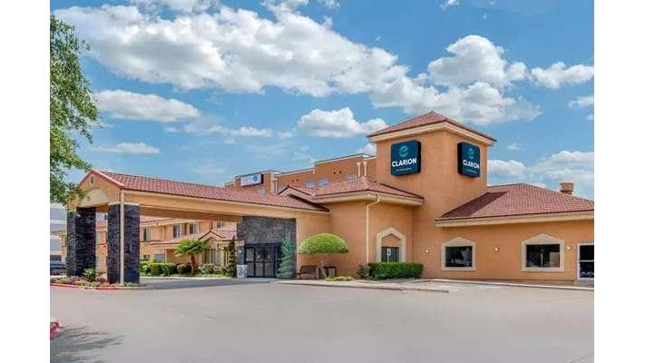 Clarion Inn & Suites DFW North - Airport shuttle hotel near DFW
