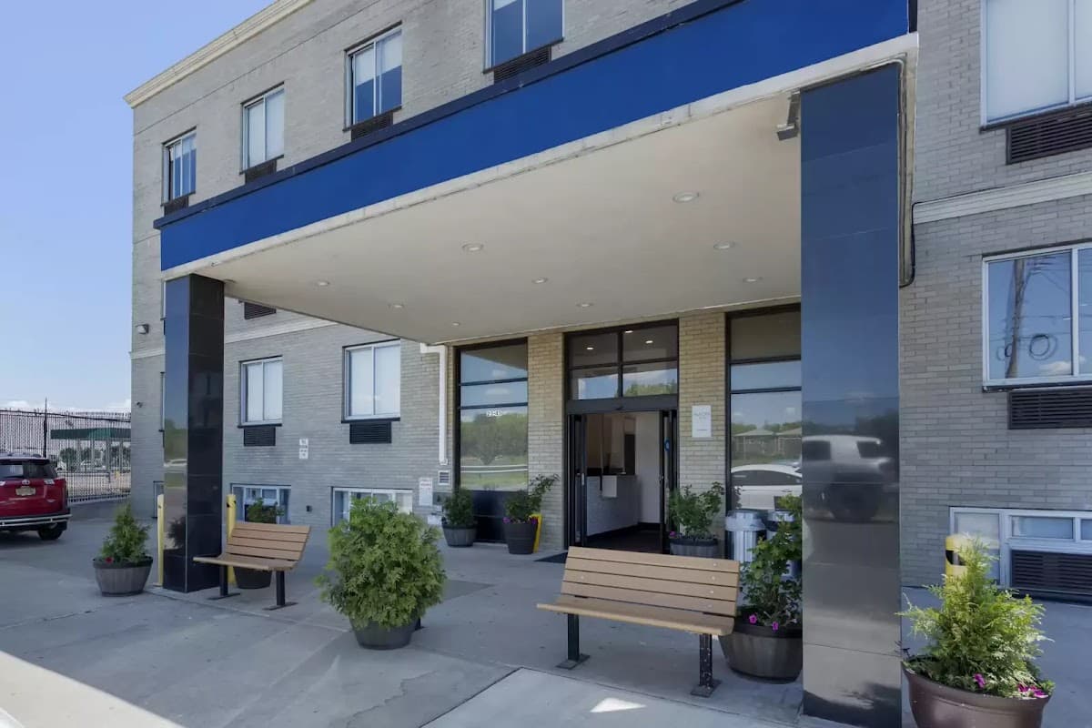 Avion Inn Near LGA Airport, an Ascend Collection Hotel - Airport shuttle hotel near LGA