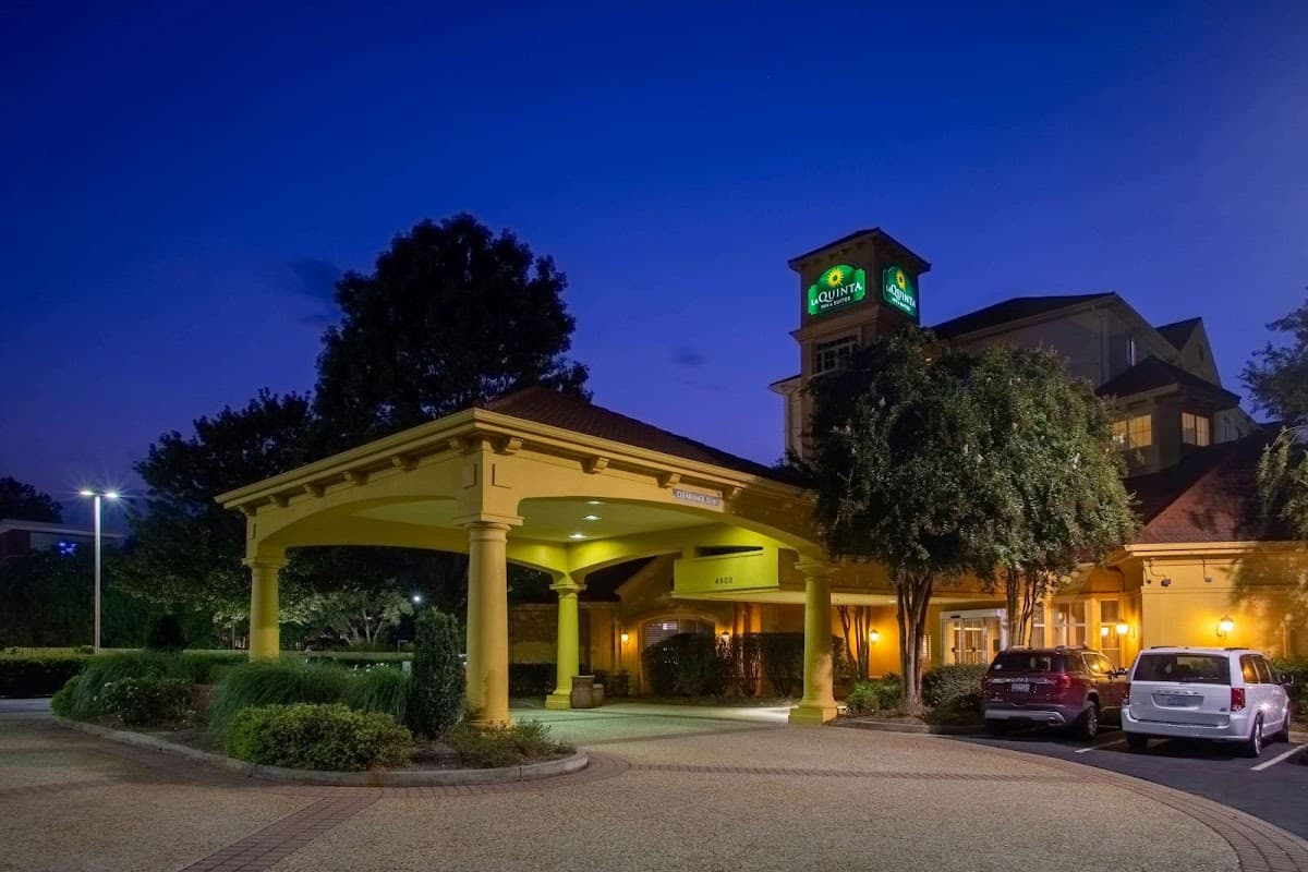 La Quinta Inn & Suites by Wyndham Charlotte Airport South - Airport shuttle hotel near CLT