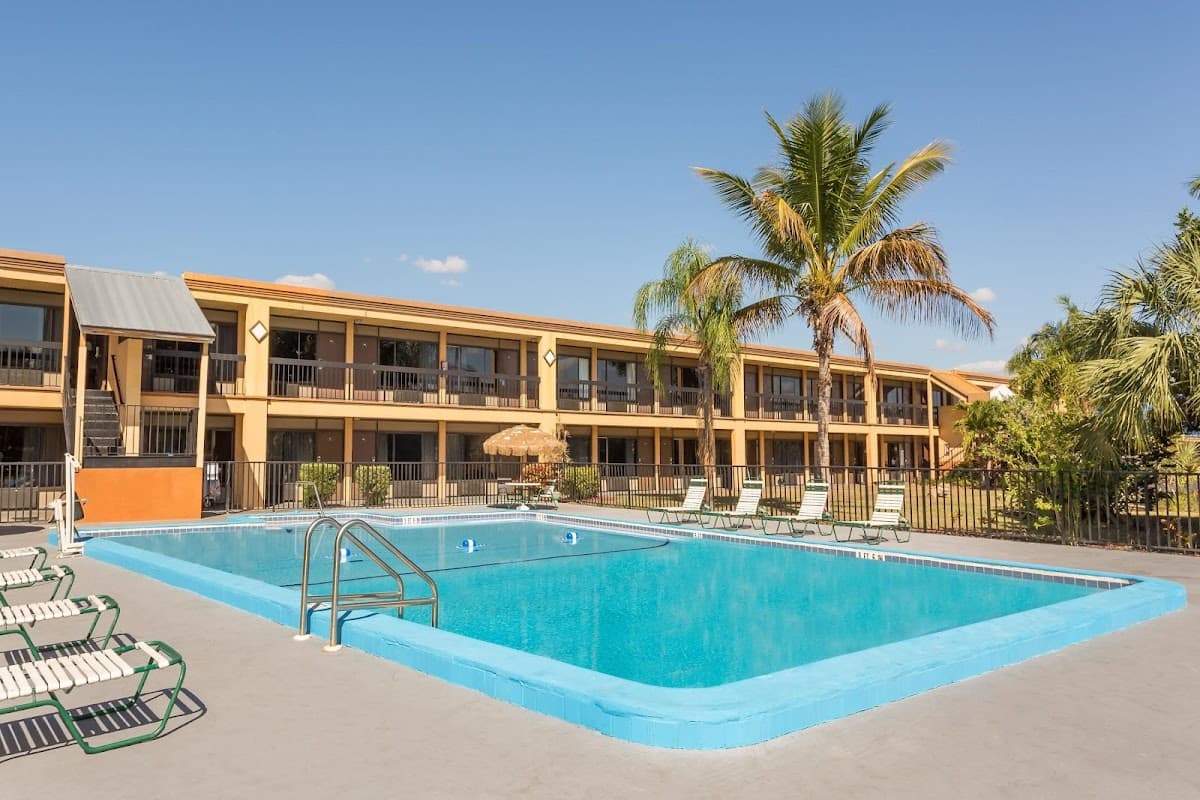 Travelodge by Wyndham Fort Myers North - Airport shuttle hotel near RSW