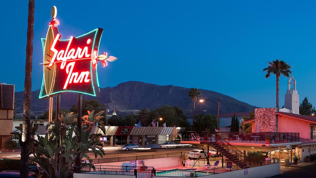 Safari Inn Burbank-Universal Studios - Airport shuttle hotel near BUR
