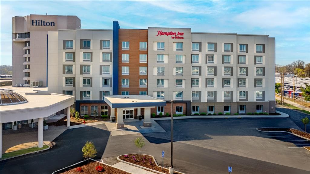 Hampton Inn by Hilton St Louis Airport - Airport shuttle hotel near STL