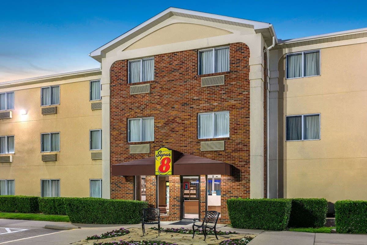 Super 8 by Wyndham Grapevine/DFW Airport Northwest - Airport shuttle hotel near DFW