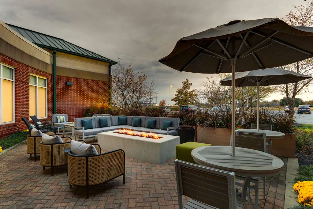 Hilton Garden Inn Indianapolis Airport - Airport shuttle hotel near IND