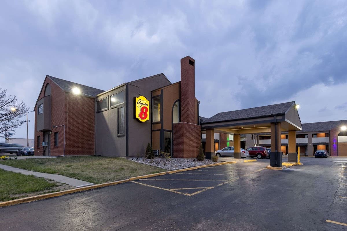Super 8 by Wyndham Kansas City Airport - Airport shuttle hotel near MCI