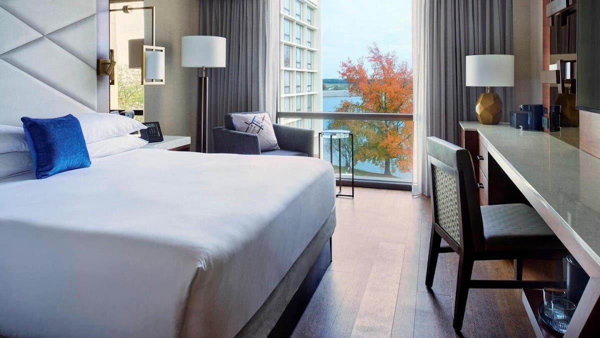 Kansas City Airport Marriott - Airport shuttle hotel near MCI