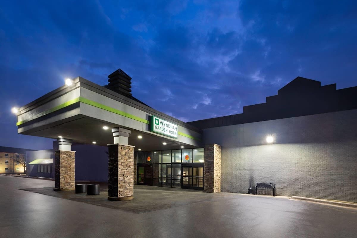 Wyndham Garden Romulus Detroit Metro Airport - Airport shuttle hotel near DTW