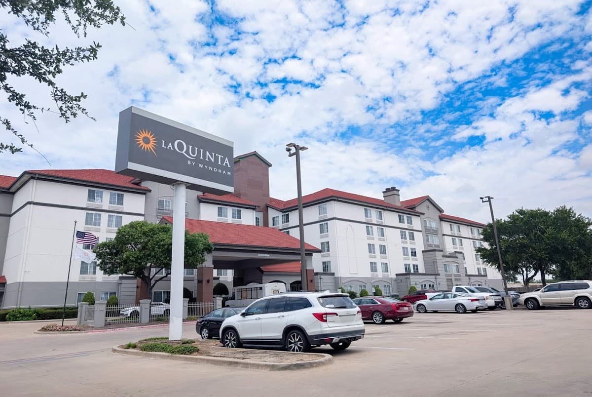 La Quinta Inn & Suites by Wyndham DFW Airport South / Irving - Airport shuttle hotel near DAL