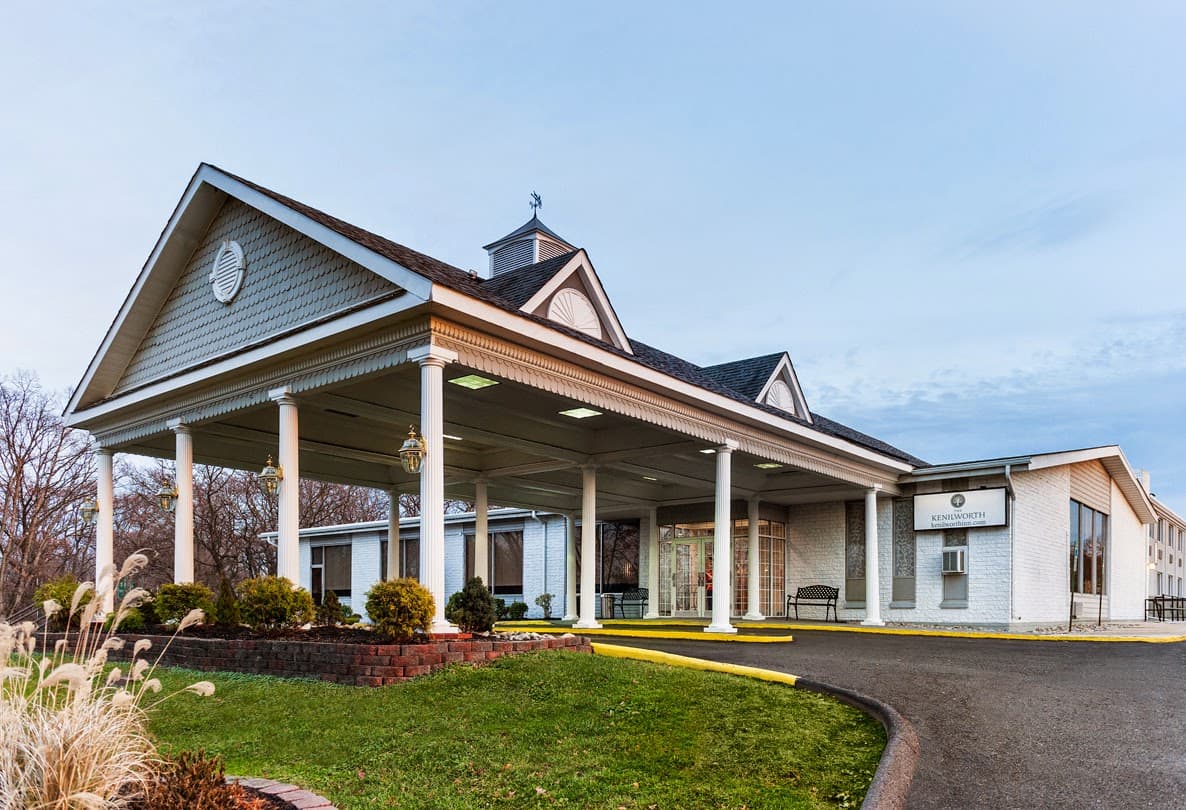 The Kenilworth Hotel - Airport West - Airport shuttle hotel near EWR