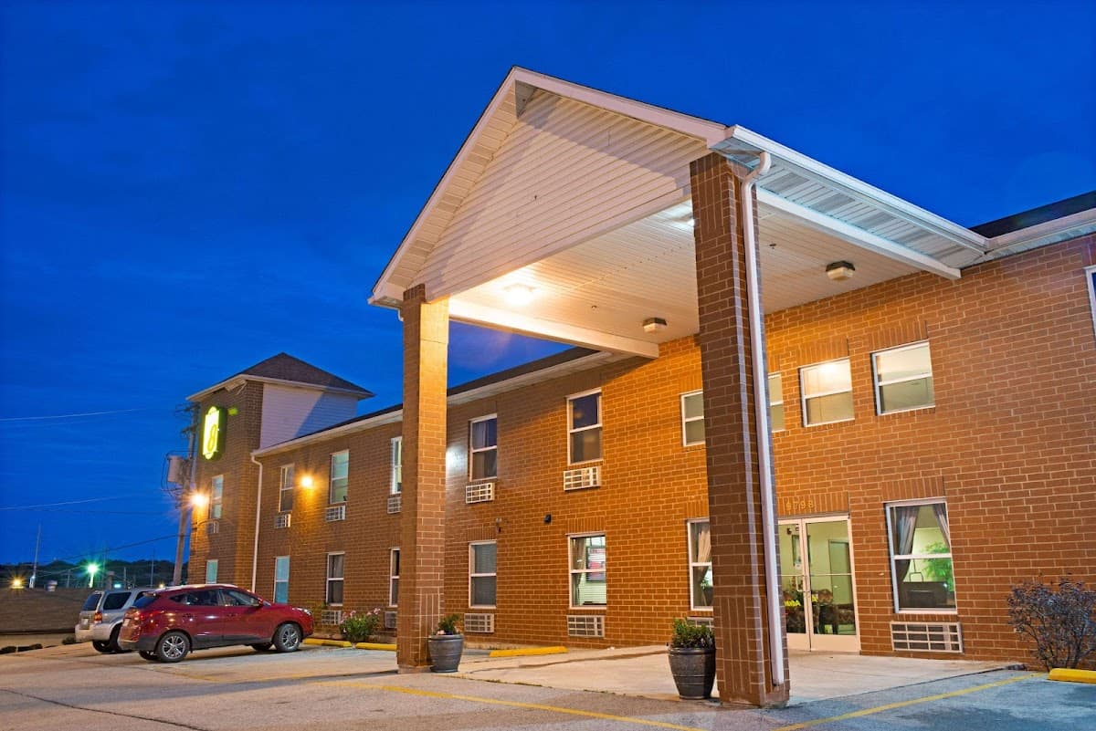 Super 8 by Wyndham St. Louis Airport - Airport shuttle hotel near STL