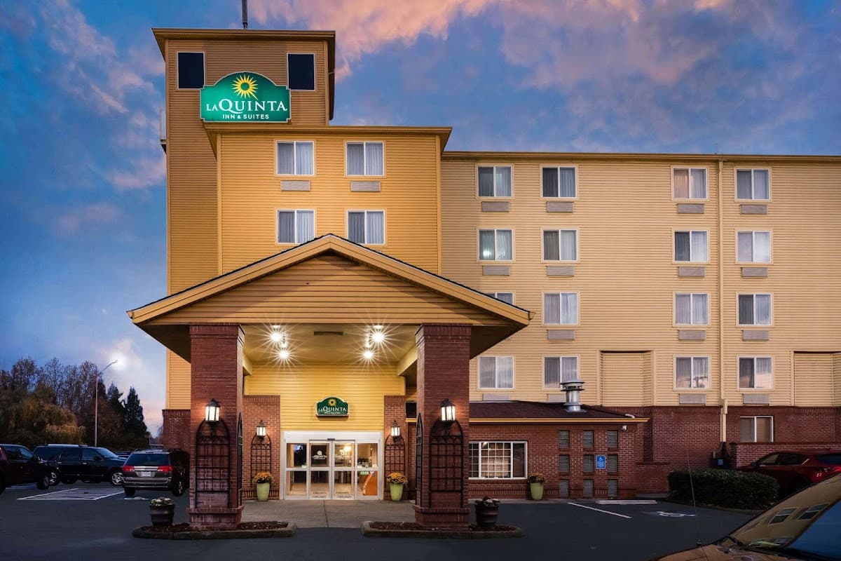 La Quinta Inn & Suites by Wyndham Portland Airport - Airport shuttle hotel near PDX