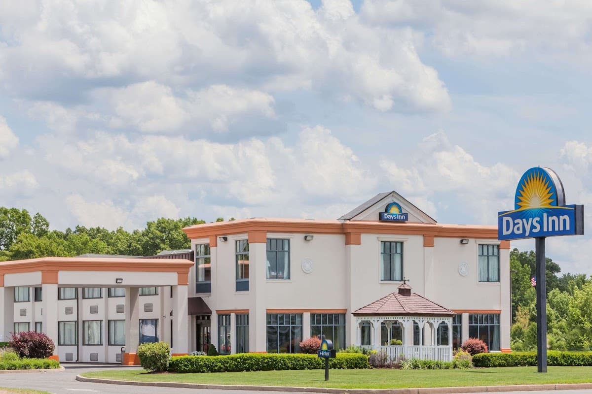 Days Inn by Wyndham Windsor Locks / Bradley Intl Airport - Airport shuttle hotel near BDL