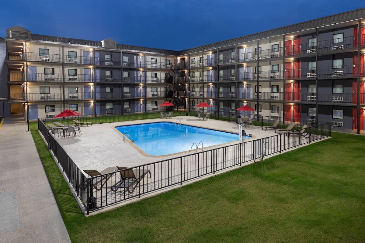 Days Inn by Wyndham Kenner/New Orleans Airport South - Airport shuttle hotel near MSY