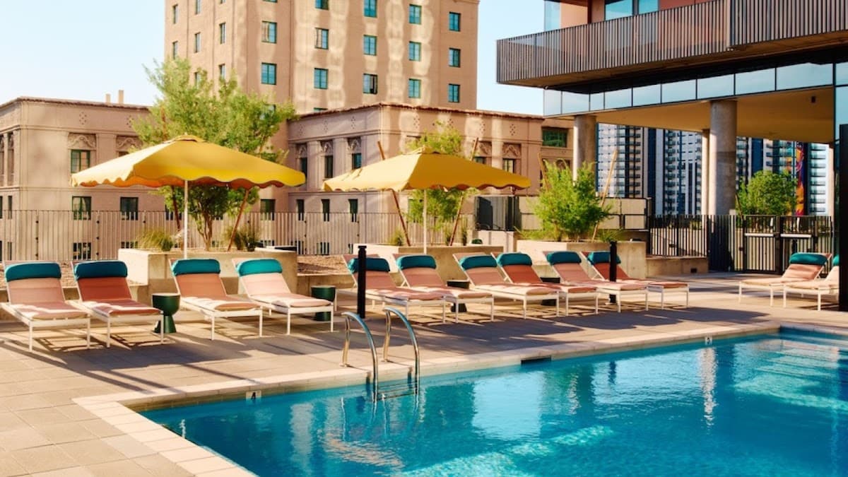Sentral Sol Modern - Airport shuttle hotel near PHX