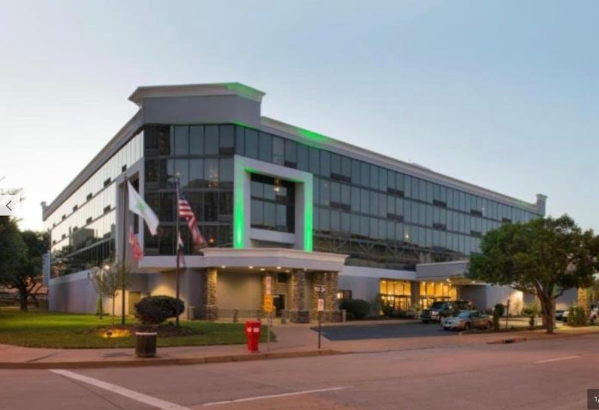 Radisson Hotel St. Louis Downtown—Convention Center - Airport shuttle hotel near STL
