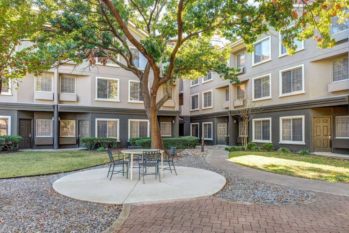 La Quinta Inn & Suites by Wyndham Dallas DFW Airport North - Airport shuttle hotel near DFW