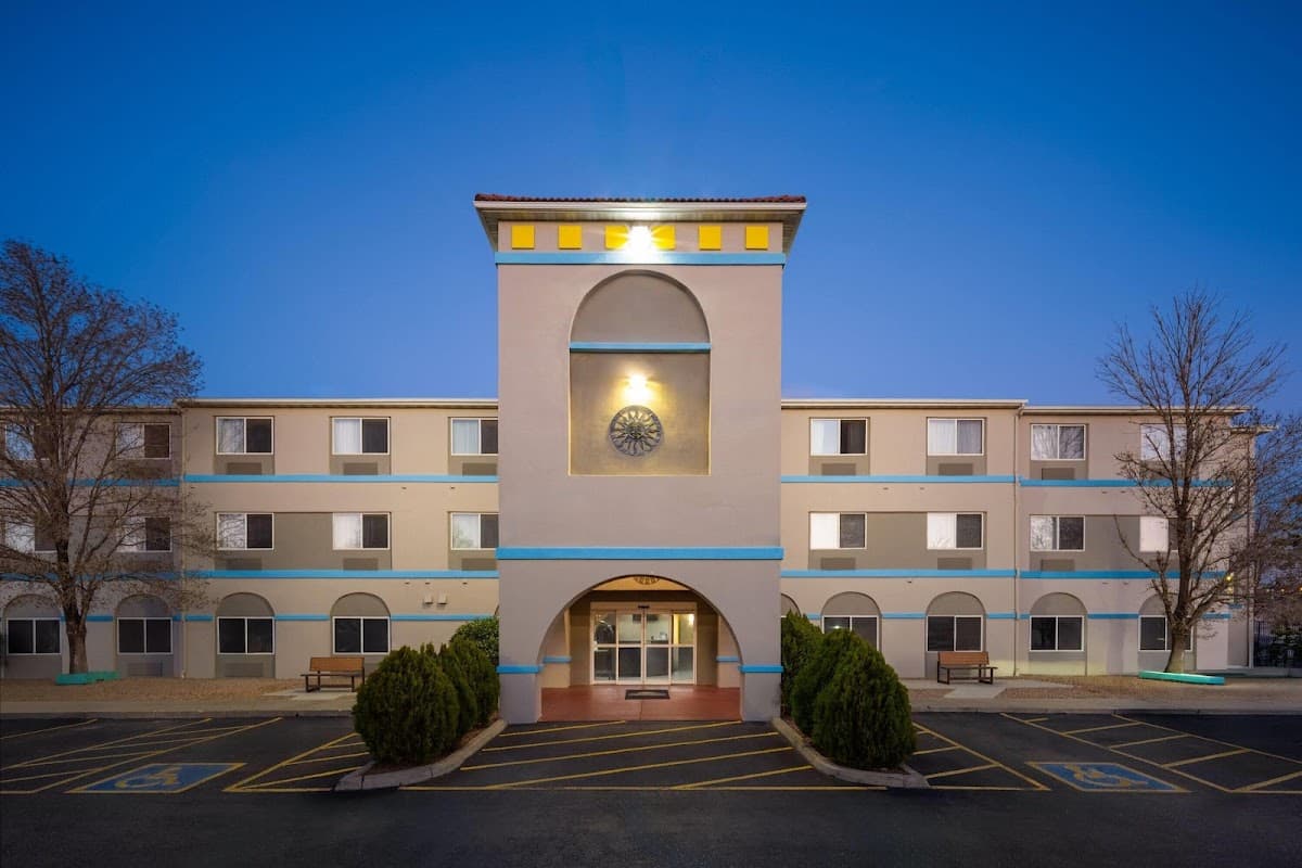 Days Inn & Suites by Wyndham Airport Albuquerque - Airport shuttle hotel near ABQ