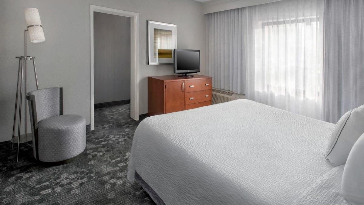 Courtyard by Marriott Newark Liberty International Airport - Airport shuttle hotel near EWR