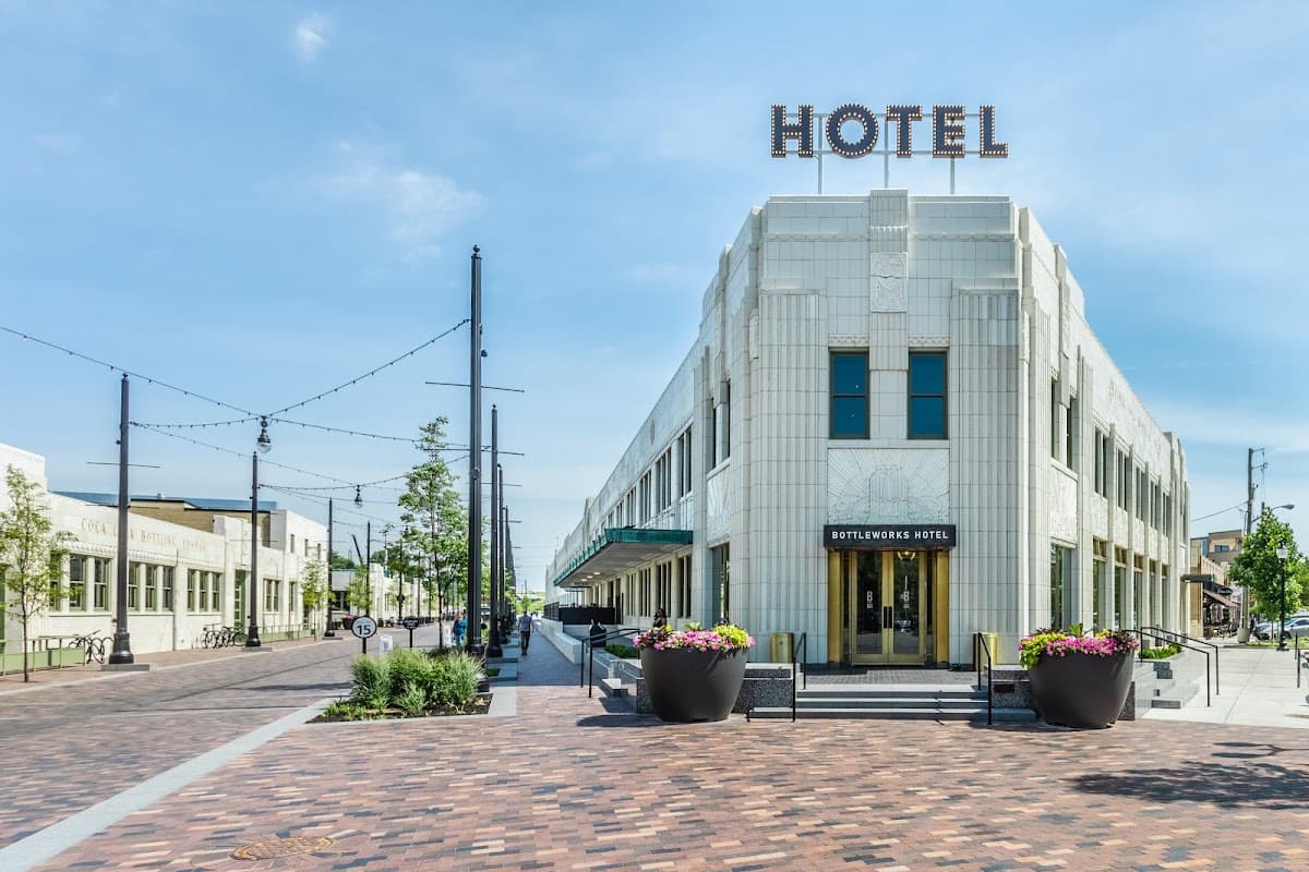 Bottleworks Hotel - Airport shuttle hotel near IND