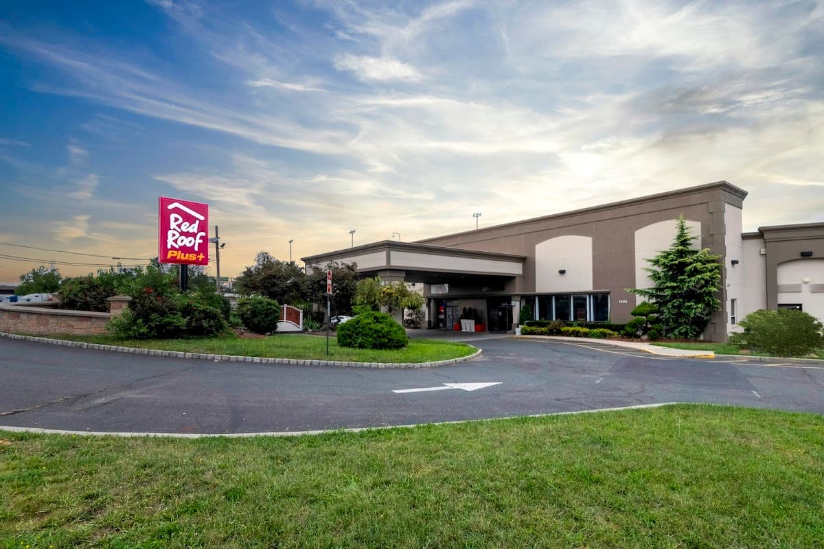 Red Roof PLUS+ Newark Liberty Airport - Carteret - Airport shuttle hotel near EWR