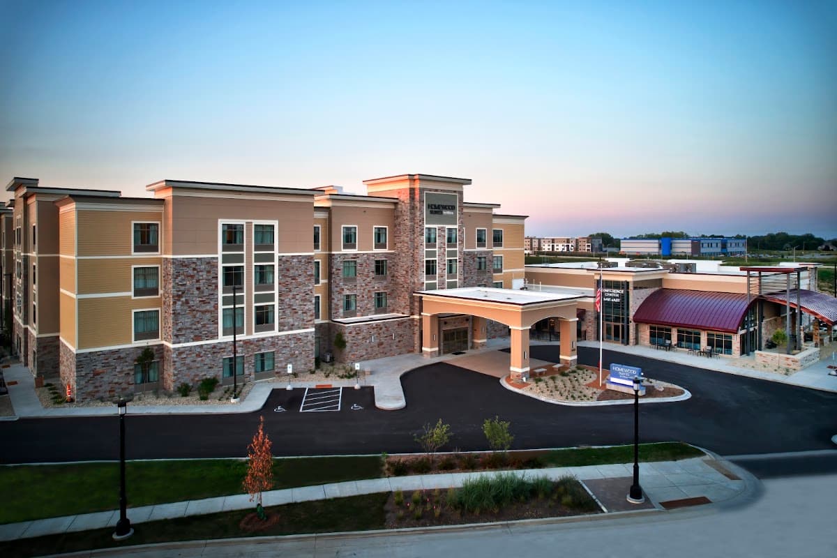 Homewood Suites by Hilton Oak Creek Milwaukee - Airport shuttle hotel near MKE