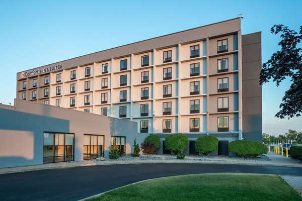 Comfort Inn & Suites Buffalo Airport - Airport shuttle hotel near BUF
