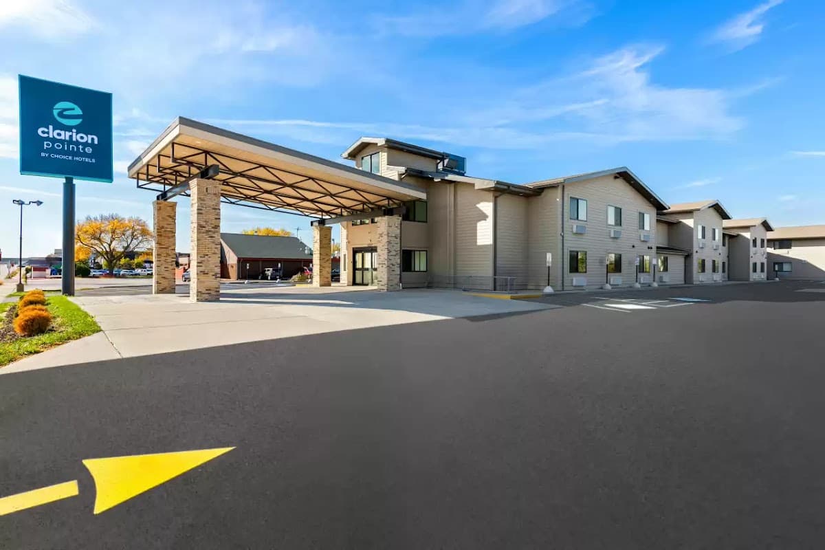 Clarion Pointe Milwaukee Airport - Airport shuttle hotel near MKE