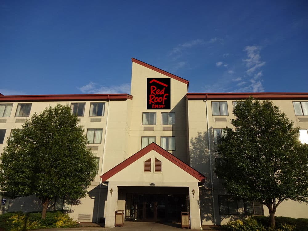 Quality Inn & Suites Airport - Airport shuttle hotel near IND
