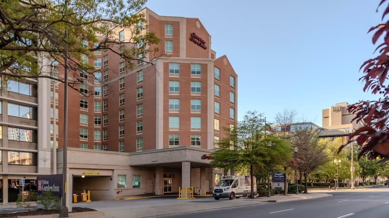 Hampton Inn & Suites Arlington Crystal City DCA - Airport shuttle hotel near DCA