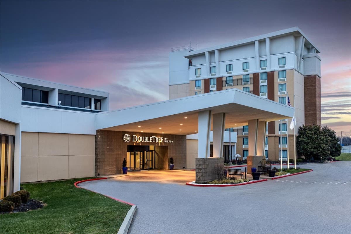 DoubleTree by Hilton Hotel Cincinnati Airport - Airport shuttle hotel near CVG
