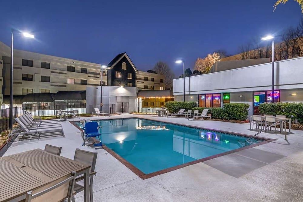 Country Inn & Suites by Radisson, Atlanta Airport South, GA - Airport shuttle hotel near ATL