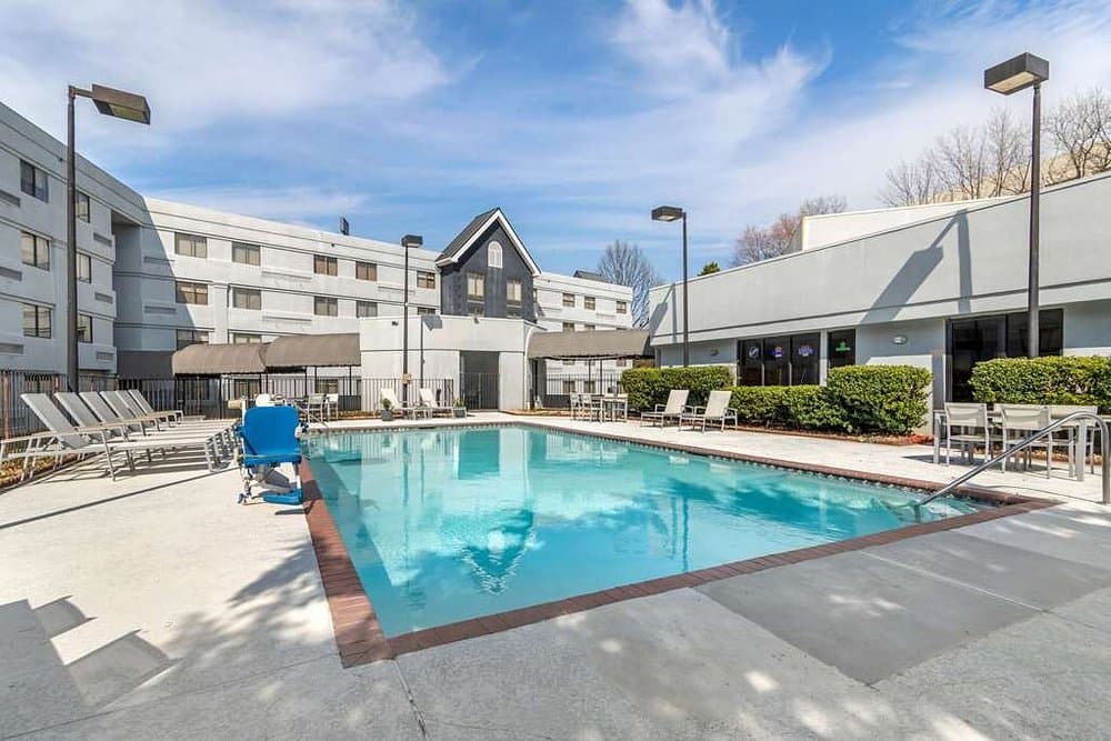Country Inn & Suites by Radisson, Atlanta Airport South, GA - Airport shuttle hotel near ATL