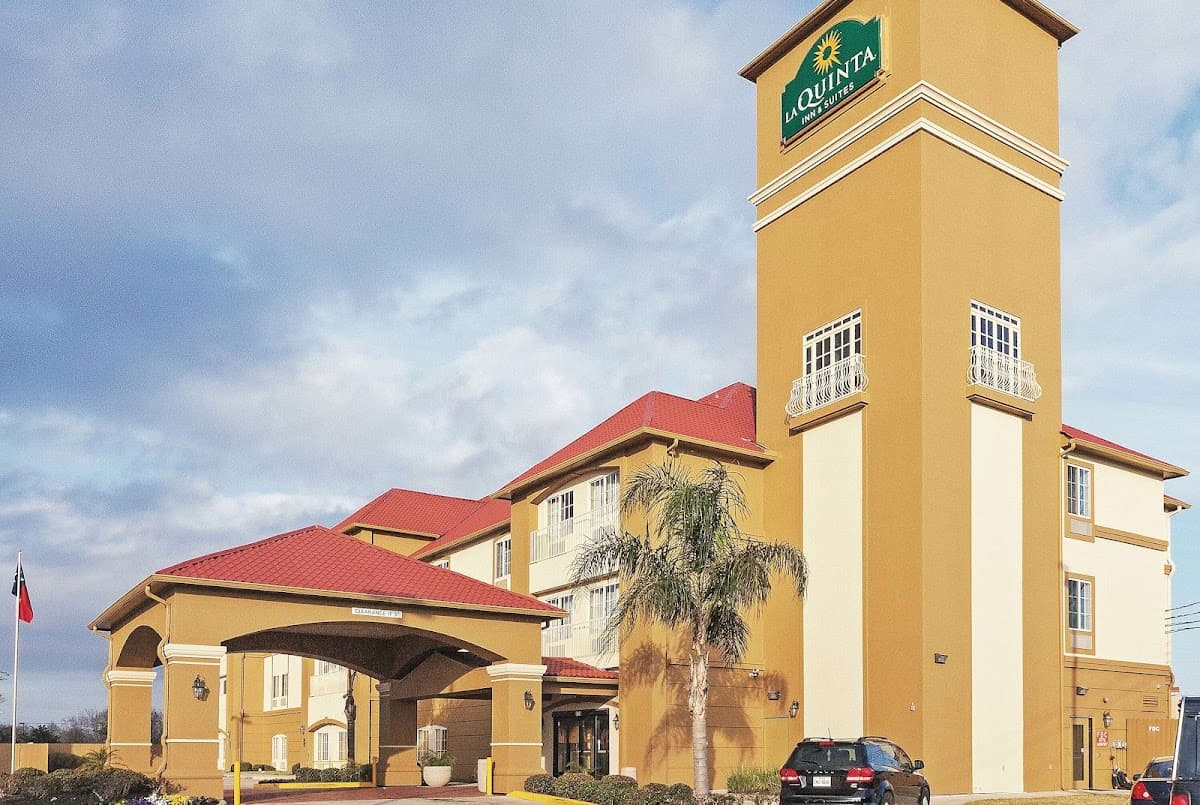 La Quinta Inn & Suites by Wyndham Houston Hobby Airport - Airport shuttle hotel near HOU