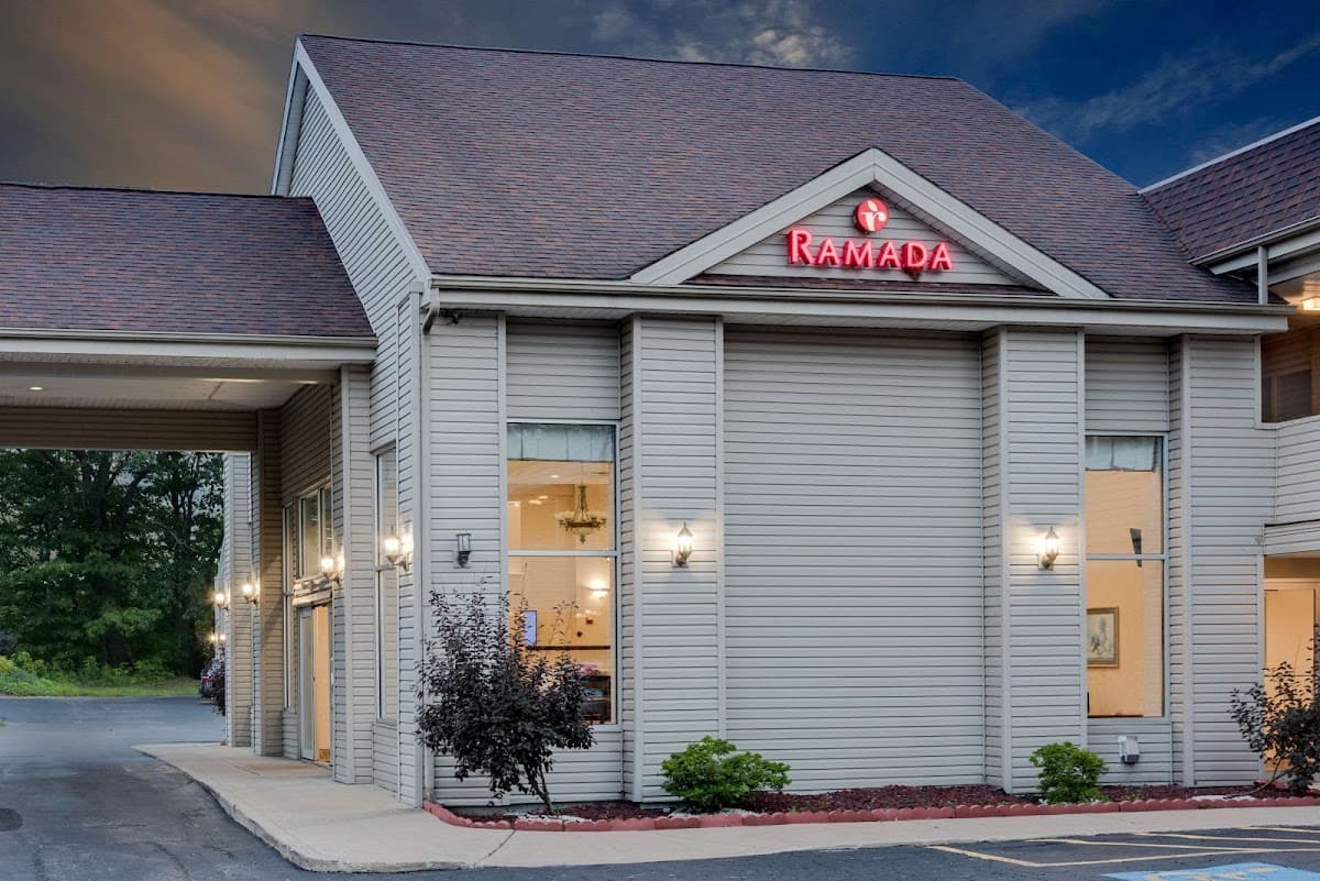 Ramada by Wyndham Cleveland Airport West - Airport shuttle hotel near CLE