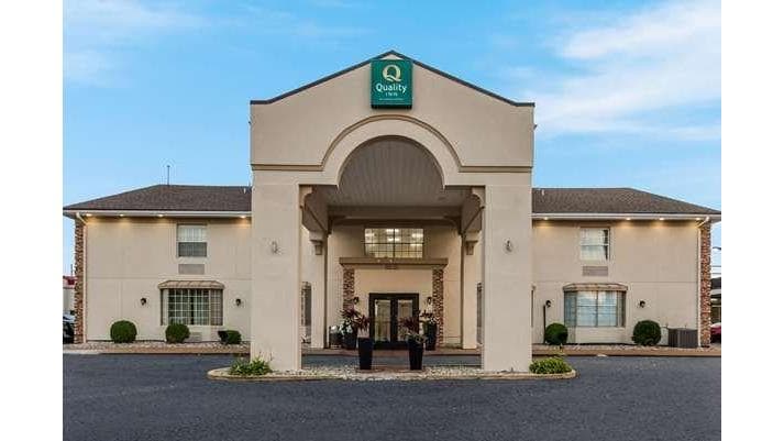 Quality Inn Saint Louis Airport - Airport shuttle hotel near STL