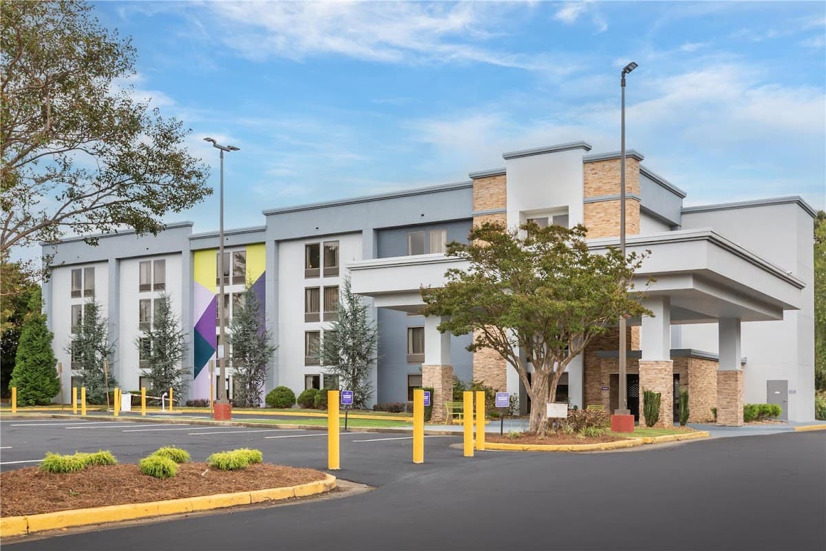 Spark by Hilton Atlanta Airport South College Park - Airport shuttle hotel near ATL