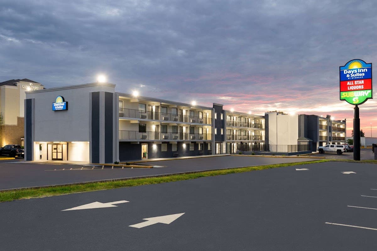 Days Inn & Suites by Wyndham Indianapolis Airport East - Airport shuttle hotel near IND
