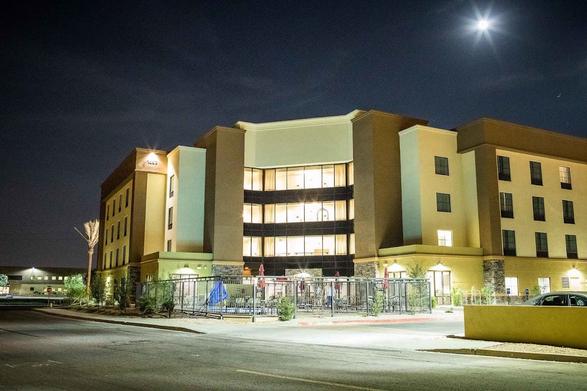 Hampton Inn & Suites Tempe/Phoenix Airport - Airport shuttle hotel near PHX