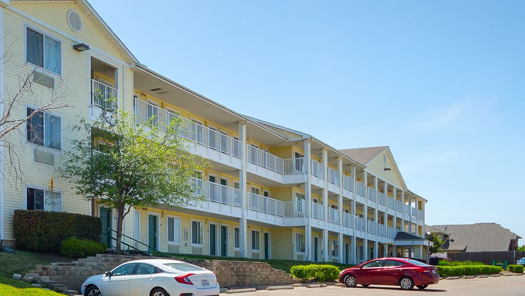 HomeTowne Studios Dallas - Irving - Airport shuttle hotel near DFW