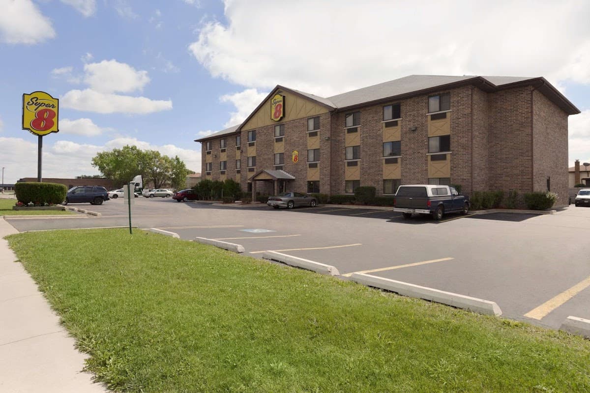 Super 8 by Wyndham Bridgeview/Chicago Area - Airport shuttle hotel near MDW