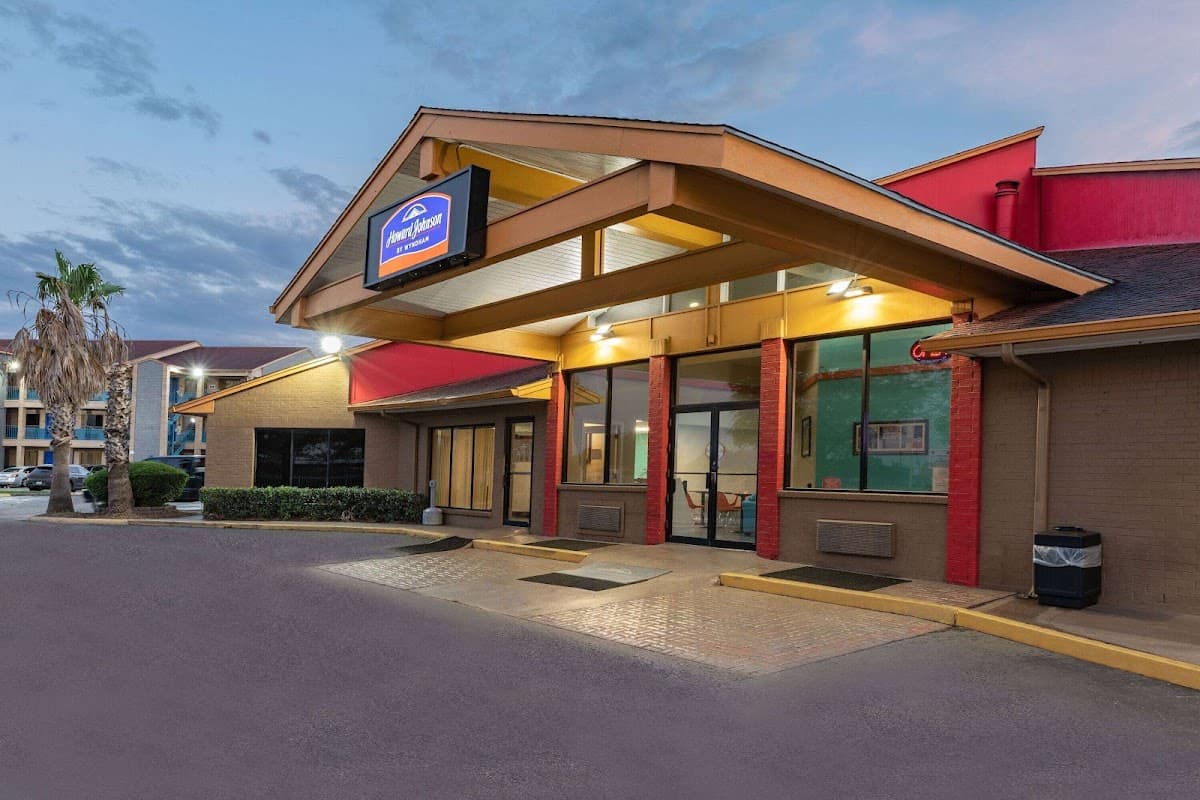 Howard Johnson by Wyndham Houston Hobby Airport - Airport shuttle hotel near HOU