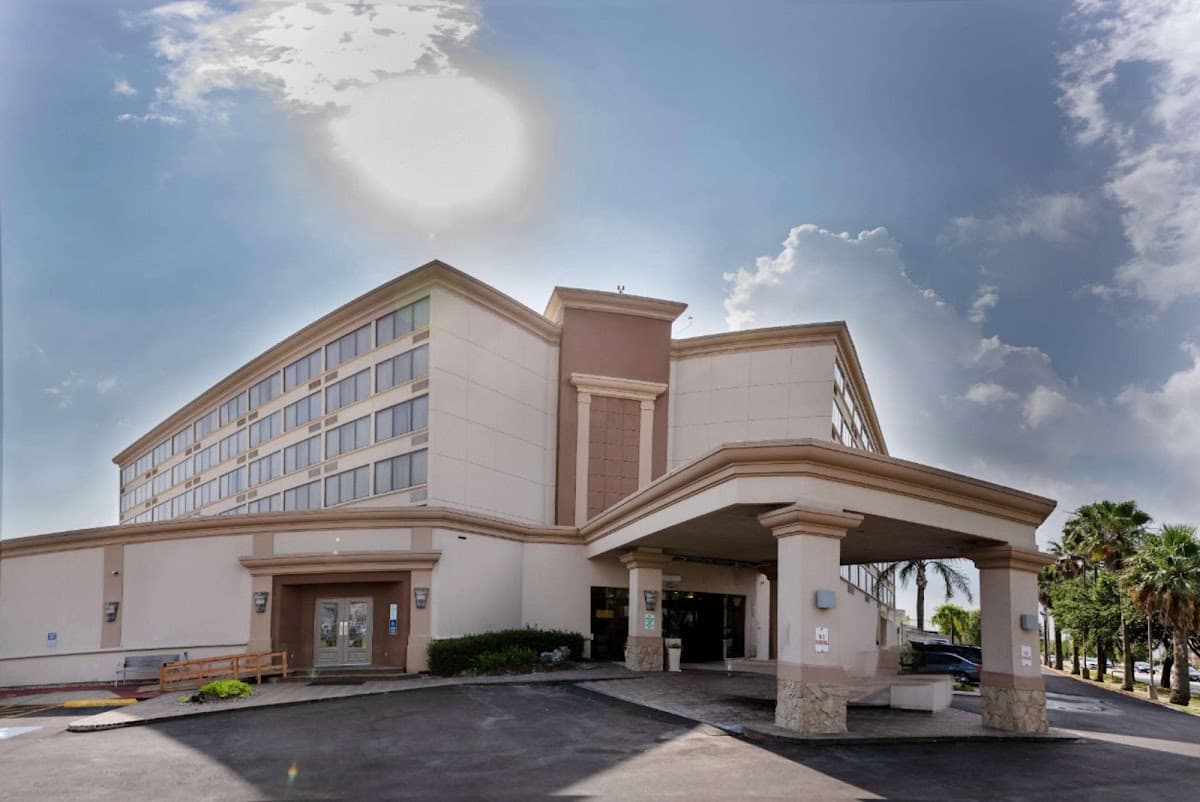 Wyndham Houston Hobby Airport - Airport shuttle hotel near HOU