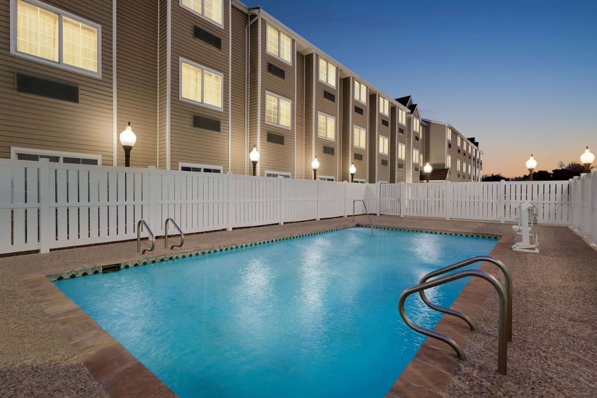 Super 8 by Wyndham San Antonio Airport North - Airport shuttle hotel near SAT